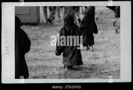 Claudia Cardinale, Nguyen Cao Ky, Rosemary Clooney e Betty Ford in visita ai rifugiati vietnamiti il 5 maggio 1975. Foto Stock