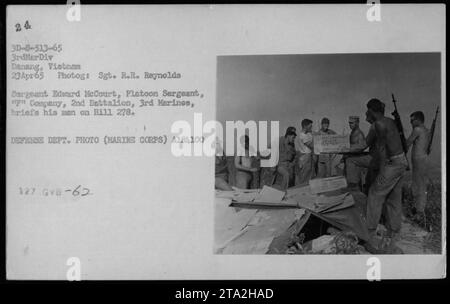 Il sergente Edward McCourt, sergente di plotone della compagnia p, 2nd Battalion, 3rd Marines, dà un briefing ai suoi uomini sulla collina 278 a Danang, in Vietnam, il 23 aprile 1965. Questa foto, scattata dal sergente R.R. Reynolds, cattura il momento in cui il sergente McCourt prepara le sue truppe per le attività militari. Foto Stock