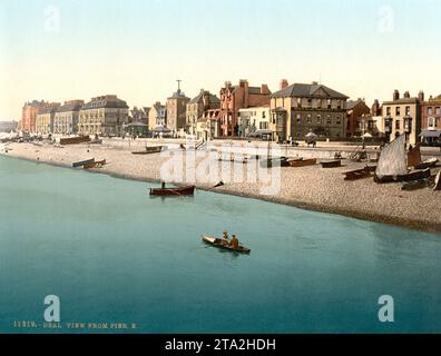 Blick vom Pier aus, Deal, Küstenstadt im dover District der englischen Grafschaft Kent, England, Historisch, um 1900, digital restaurierte Reproduktion nach einem Original aus dem 19th Jahrhundert / Vista dal molo, Deal, città costiera nel distretto di dover della contea inglese del Kent, Inghilterra, storica, intorno al 1900, riproduzione restaurata digitalmente dopo un originale del xix secolo Foto Stock