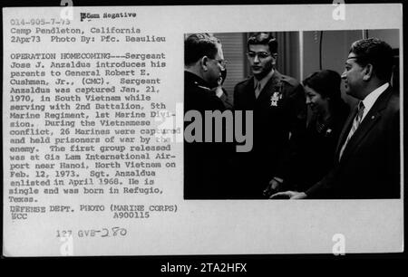 Sergente Jose J. Anzaldua, ex POW dei Marines degli Stati Uniti catturato il 21 gennaio 1970, con il 2nd Battalion, 5th Marine Regiment, 1st Marine Division, presenta i suoi genitori al generale Robert E. Cushman Jr. il 2 aprile 1973, durante l'operazione Homecoming a Camp Pendleton, California. Foto Stock