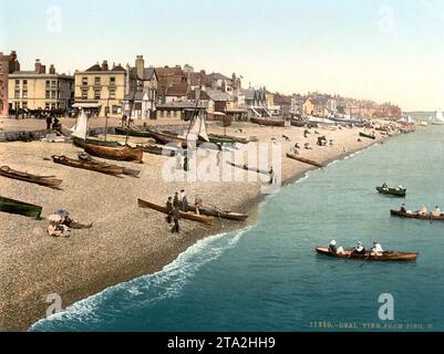 Blick vom Pier aus, Deal, Küstenstadt im dover District der englischen Grafschaft Kent, England, Historisch, um 1900, digital restaurierte Reproduktion nach einem Original aus dem 19th Jahrhundert / Vista dal molo, Deal, città costiera nel distretto di dover della contea inglese del Kent, Inghilterra, storica, intorno al 1900, riproduzione restaurata digitalmente dopo un originale del xix secolo Foto Stock