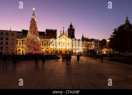 Braga, Portogallo - 4 gennaio 2020: Decorazioni portoghesi con luci natalizie con un enorme albero nel centro di Braga, Portogallo Foto Stock