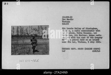 Una foto scattata il 9 luglio 1965 mostra l'operatore radio del corpo dei Marines, il soldato Ionnie Bailey da Birmingham, Alabama, che mantiene le comunicazioni radio con il resto della Delta Company, 1st Battalion, 4th Marines durante una pattuglia su un'isola vicina a CLM Lai, in Vietnam. L'immagine è classificata sotto la foto del Dipartimento della difesa con il codice di identificazione A384746. Foto Stock