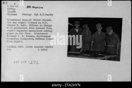 Il tenente generale Victor Krulak ascolta W.O. Edward H. Bell che spiega le operazioni sulla linea di produzione M-16 durante la guerra del Vietnam. Anche il tenente colonnello J.M. Hermes, comandante del battaglione di manutenzione, è presente. Questa fotografia è stata scattata il 3 aprile 1968 e fa parte della collezione di fotografie delle attività militari americane durante la guerra del Vietnam. Foto Stock