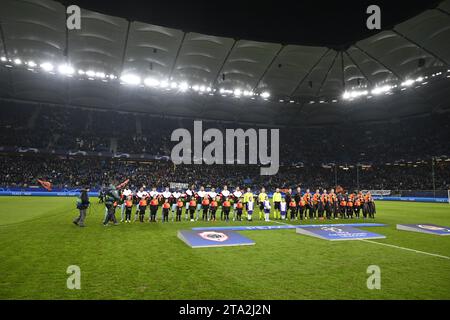 Amburgo, Germania. 28 novembre 2023. Entrambe le squadre sono schierate prima di una partita di calcio tra l'ucraino Shakthar Donetsk e il belga Royal Antwerp FC, martedì 28 novembre 2023 ad Amburgo, Germania, il quinto giorno della fase a gironi della Champions League, nel gruppo H. BELGA FOTO TOM GOYVAERTS credito: Belga News Agency/Alamy Live News Foto Stock