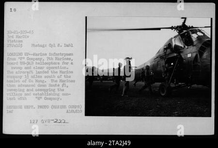 I fanti marini della 'Company, 7th Marines, possono essere visti salire a bordo di elicotteri UH-34D durante un'operazione swoop e Clear il 27 luglio 1965. Gli elicotteri trasportarono i Marines 14 miglia a sud del villaggio di Cu Mong, dove avanzarono lungo la Route #1 per spazzare, occupare il villaggio e stabilire un contatto con un'altra compagnia. Immagine di Cpl 8. Dahl, foto del Dipartimento della difesa (corpo dei Marines), A184810. Foto Stock