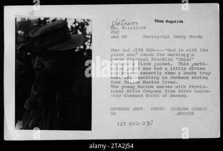 Didascalia: "Caporale Franklin "Chief" Jackson che indossa una giacca flack con la scritta "God is with the Point man" durante il suo servizio con la Provis-ional Rifle Company. Jackson ha recentemente salvato quattro persone dei Marine quando è scoppiata una trappola. La foto è stata scattata nel dicembre 1969 durante la guerra del Vietnam." Foto Stock