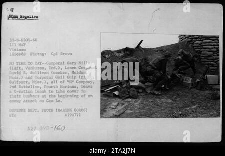 I Marines della compagnia 'e', 2nd Battalion, Fourth Marines, lasciano il loro pranzo a base di C-razione per cercare rifugio nei bunker durante un attacco nemico a Cam lo. La foto cattura il caporale Gary Millar, il caporale David R. Sullivan e il caporale Gail Culp nel febbraio 1968 durante la guerra del Vietnam. Foto Stock