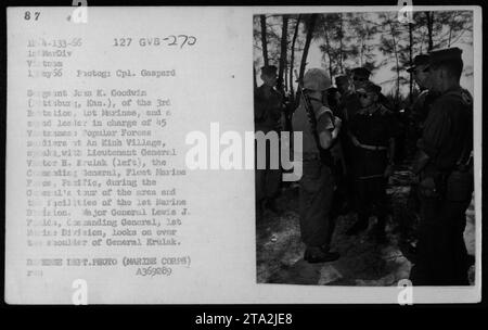 Il tenente generale Victor H. Krulak, comandante generale della Fleet Marine Force, Pacifico, dialoga con il caporale Gaspard Segeant Joan K. Goodwin del 3rd Battalion, US Marines, durante un tour del villaggio di An Kinh nel 1966. Sono presenti anche il maggiore generale Lewis J. Fields, il comandante generale, la 1st Marine Division e altri ufficiali militari. Foto Stock