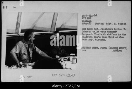 Il presidente Lyndon B. Johnson parla con il sergente Gunnery Clovis C. Coffman nella sala arruolata Men's Mess Hall a Cam Ranh Bay, Vietnam, in questa fotografia scattata il 26 ottobre 1966. Faceva parte di una serie che documentava le attività militari americane durante la guerra del Vietnam. Foto Stock