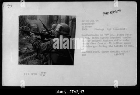 I Marines della compagnia "B", First Battalion, First Marine Regiment forniscono aiuto ai Marines intrappolati mentre erano sotto il fuoco pesante di una mitragliatrice anonima calibro .50 durante la battaglia di Hue in Vietnam, 1968. (Fotografia scattata dal Sgt B.A. Atwell, 3rd Marine Division) Foto Stock