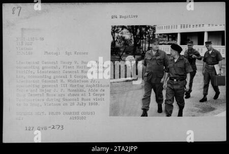 Il tenente generale Henry W. Buse Jr., il tenente generale Hoang Xuan Lam, il tenente generale H. Nickerson Jr. E il maggiore J. P. Monahan si riuniscono presso il quartier generale del i corpo durante la visita del generale Buse a da Nang, Vietnam, il 28 luglio 1969. Discutono di attività militari durante la guerra del Vietnam. Fotografia del sergente Kramer. Foto Stock