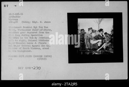 Il tenente generale del capo di Stato vietnamita Ugi Yen Van Thiou ispeziona gli attrezzi Viet Cong catturati durante l'operazione COLORADO nella provincia di Tam Ky. Sullo sfondo sono presenti anche il colonnello Widdecke, il maggiore generale Levis J. Fields e il maggiore generale Nguyen Cao Ky, il Premier del Vietnam del Sud. 16 agosto 1966. Foto Stock