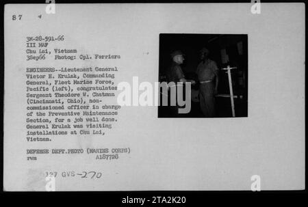 Il tenente generale Victor H. Krulak, comandante generale della Fleet Marine Force, Pacific, si congratula con il sergente Theodore W. Chatman, sottufficiale responsabile della sezione di manutenzione preventiva, per il suo eccellente lavoro durante una visita a Chu Lai, in Vietnam. Questa foto è stata scattata il 3 settembre 1966 dal comandante Ferriera del corpo dei Marines. Foto Stock