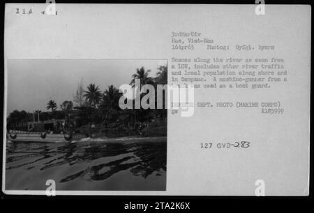 Pattuglia militare americana lungo il fiume durante la guerra del Vietnam il 16 aprile 1965. La fotografia cattura la vista panoramica da un'unità di combattimento di fanteria (ICU), mostrando varie navi fluviali e residenti locali a bordo dei sampan. Un mitragliere montato su camion funge da guardia nautica. Preso da GySgt. Ayers, l'immagine è una foto del Dipartimento della difesa (corpo dei Marines), catalogata come A183999 e 127 GVB-283. Foto Stock