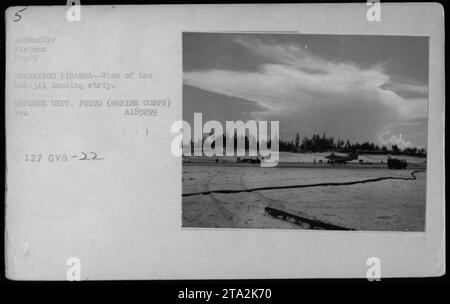 Vista della pista di atterraggio VMA-311 in Vietnam durante l'operazione Piranha nel settembre 1965. L'immagine mostra un aereo Skyhawk A-4 parcheggiato sulla pista di atterraggio. Questa fotografia è del Dipartimento della difesa e fa parte delle attività della 3rd Marine Division durante la guerra del Vietnam. Foto Stock