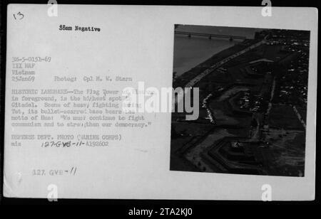 Una fotografia aerea scattata il 25 gennaio 1969 dal Cpl M.W. Starn mostra la Torre della bandiera all'interno della Cittadella di Hue, inclusi i danni da proiettili causati dai pesanti combattimenti durante l'offensiva del Tet, che documentano la guerra del Vietnam. Foto Stock