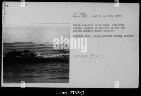 I Marine STATUNITENSI della 9th Marine Expeditionary Brigade partecipano all'attività balneare durante lo sbarco a da Nang, in Vietnam, nel marzo 1965. Questa foto cattura le attività militari delle forze americane durante la guerra del Vietnam. Foto Stock