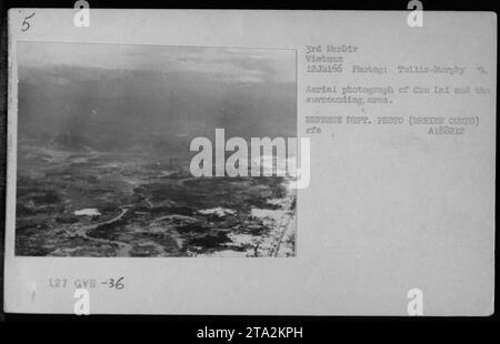 Foto aerea scattata il 12 luglio 1966, che mostra Chu Lai e l'area circostante. La foto è stata scattata da Tullis-Murphy durante le attività militari americane durante la guerra del Vietnam. Appartiene alla collezione di fotografie del Dipartimento della difesa, in particolare del corpo dei Marines, con il numero di riferimento A188212. Foto Stock