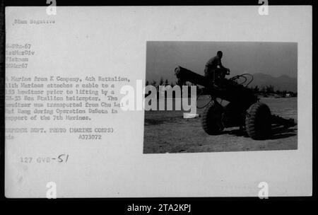 Un Marine della Eron K Company, 4th Battalion, 11th Marines attacca un cavo a un obice da 55 in preparazione al sollevamento da parte di un elicottero CH-53 Sea Stallion. Ciò avvenne il 30 marzo 1967, durante l'operazione DaSota in Vietnam, per sostenere i 7th Marines. Questo è stato registrato in una fotografia negativa da 35 mm etichettata 6-892-67 LetMarDiv Vietnam 20Mar67. Questa immagine fa parte della collezione di prototipi del Dipartimento della difesa sotto l'ID corpo dei Marines A373072 127 GVB-S. Foto Stock