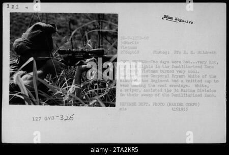 Didascalia: Il caporale Marine Lance Bryant White, un cecchino del Nono reggimento Marine, indossa un berretto a maglia durante le fresche serate nella zona demilitarizzata del Vietnam del Sud durante il 27 settembre 1968. White assistette la 3d Marine Division nella loro esplorazione dell'area. (Fotografia di PFE E. E. Hildreth, Dipartimento della difesa degli Stati Uniti) Foto Stock