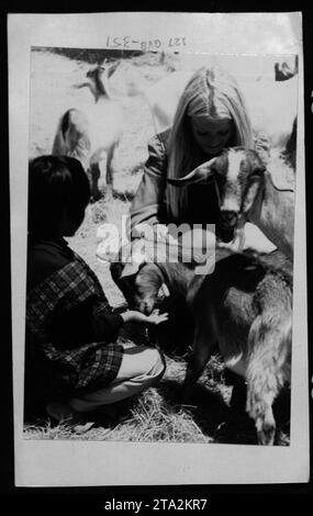 Figure di spicco visitano i rifugiati vietnamiti negli Stati Uniti durante la guerra del Vietnam. Una foto di gruppo include Claudia Cardinale, la cantante Rosemary Clooney, l'ex First Lady Betty Ford e Nguyen Cao Ky. L'immagine cattura un momento di sostegno e solidarietà con i rifugiati, scattata il 21 maggio 1975. Foto Stock