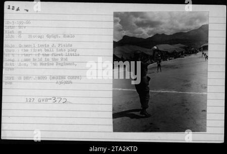 Didascalia: Il maggiore generale Levis J. Fields lanciò il primo pallone all'inizio della prima partita della Little League tenutasi nel 2nd Battalion, 7th Marine Regiment, in Vietnam durante la guerra. Questo evento è stato catturato in una fotografia scattata il 18 giugno 1966 da GySgt. Kuslo. Foto Stock