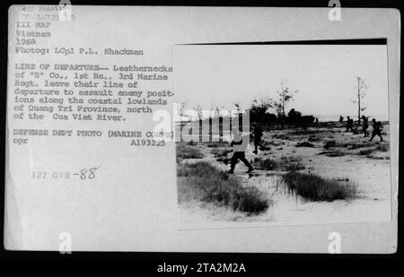 I Marines STATUNITENSI della compagnia "B", 1st Battalion, 3rd Marine Regiment, sono visti lasciare la loro linea di partenza per lanciare un assalto alle posizioni nemiche nella provincia di Quang Tri, in Vietnam nel 1968. Questa fotografia cattura le intense operazioni di combattimento condotte dai soldati americani durante la guerra del Vietnam. Foto Stock