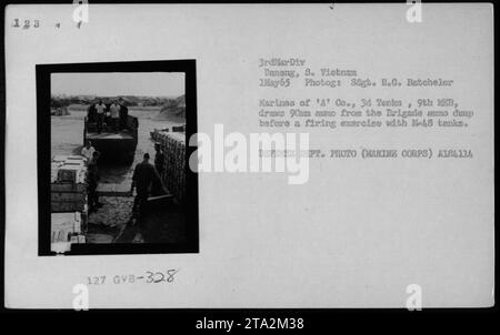 I Marines della compagnia 'A', 3rd carri armati, 9th MEB, attingono munizioni da 90 mm dalla discarica di munizioni della Brigade prima di partecipare ad un esercizio di tiro con carri armati M-48. Questa foto è stata scattata il 1° maggio 1965 a Danang, Vietnam del Sud, da SSgt. B.G. Batchelor. È stato rilasciato dal Dipartimento della difesa e fa parte della collezione fotografica del corpo dei Marines. (Didascalia: Un gruppo di marines che caricano munizioni su carri armati durante un esercizio di tiro.) Foto Stock