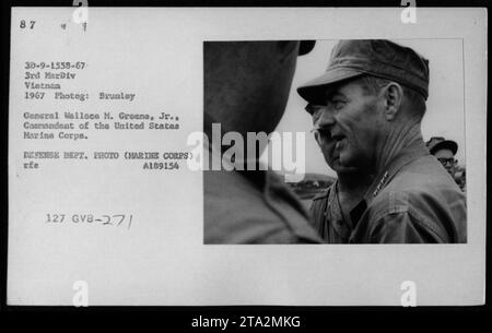 Alti funzionari militari, tra cui il generale William Westmoreland e il senatore Harry F. Byrd, si incontrano con il vicepresidente Hubert Humphrey nel 1967 durante la guerra del Vietnam. La foto cattura i leader che discutono di attività militari. Scattata dal fotografo Brunley, è una fotografia del Dipartimento della difesa della 3a Divisione Marina in Vietnam, con il generale Greene presente. Foto Stock