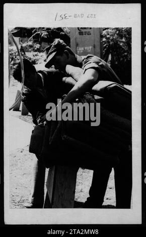 I rifugiati vietnamiti ricevono visite da Claudia Cardinale, Nguyen Cao Ky, Rosemary Clooney e Betty Ford. 2 giugno 1975. Foto Stock