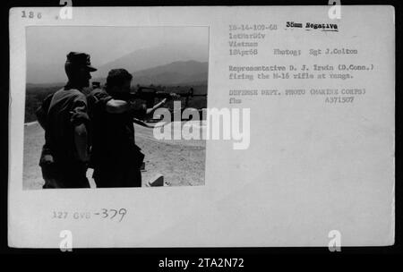 Il rappresentante D. J. Irvin (D.Conn.) ha visto qui sparare il fucile H-16 a un raggio durante la guerra del Vietnam. Questa immagine cattura un momento di attività militari statunitensi, mostrando le armi in uso dalle truppe americane. La foto è stata scattata il 18 aprile 1968 dal Sgt J. Colton, un fotografo del corpo dei Marines. Foto Stock