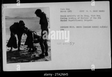 I marines della 9th Marine Expeditionary Brigade sono stati visti sbarcare a da Nang, in Vietnam nel marzo 1965. Questa fotografia mostra l'attività sulla spiaggia durante lo sbarco, evidenziando le attività militari che si svolgono durante la guerra del Vietnam. Foto Stock