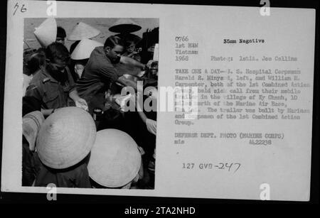 'Nel 1968, Hospital Corpsman Harold R. Hinya e William R. Carpenter del 1st Combined Action Group hanno tenuto una chiamata per malattia dal loro rimorchio mobile nel villaggio di XY Chanh, 10 miglia a nord della Marine Air base, Chu Lai. Il rimorchio è stato costruito dai Marines e dai marinai del 1° gruppo d'azione combinato". Foto Stock