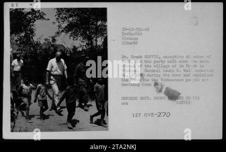 21 marzo 1966 - il presidente degli Stati Uniti Lyndon Johnson e il colonnello P X Kelley sono stati visti in una foto con altri ufficiali e funzionari. L'immagine cattura il tenente generale Lewis W. Walt che scorta il signor Frank Goffio, direttore esecutivo della CURA, durante un tour nel villaggio di An Trach in Vietnam. Il signor Goffio sta imparando i benefici che il popolo vietnamita sta ricevendo dagli sforzi di soccorso”. Foto Stock