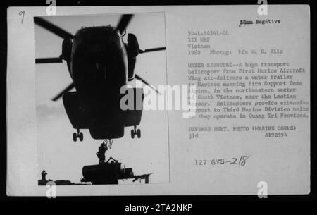 Un elicottero del First Marine Aircraft Wing consegna un rimorchio d'acqua ai Marines di stanza alla Fire Support base Alpine nel Vietnam del Sud nel 1968. L'elicottero, un CH-46, faceva parte dell'ampio sistema di supporto fornito dagli elicotteri alla Third Marine Division che operava nella provincia di Quang Tri vicino al confine laotiano. Questa fotografia è stata scattata da kfc W. H. Nilo ed è una foto ufficiale del Dipartimento della difesa. Foto Stock