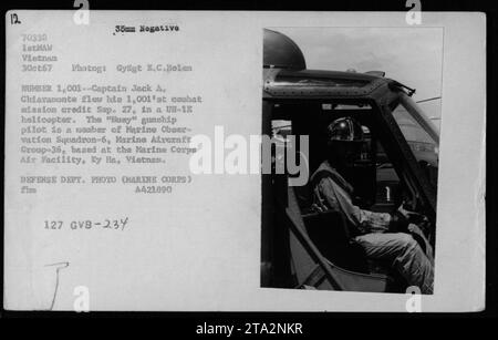 Gregory 'Pappy' Boyington visita il suo vecchio squadrone durante la guerra del Vietnam. Didascalia: "Gregory 'Pappy' Boyington, ex pilota della nave da guerra "Huey", visita il suo vecchio squadrone. Questa fotografia cattura un momento del 3 ottobre 1967, quando il capitano Jack A. Chiaramonte, membro del Marine Observation Squadron-6, completa la sua missione di combattimento in un elicottero UH-1E. Marine Aircraft Ground-36, con sede nella Marine Corps Air Facility Ky ha, Vietnam." Foto Stock