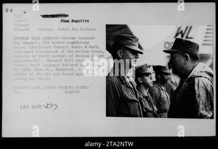 Il tenente generale Lewis W Walt, ex comandante generale della III Marine Amphibious Force, e attuale assistente comandante del corpo dei Marines, visita il Marine Attack Squadron-311 in Vietnam. Durante la sua visita, chatta con il sergente di stato maggiore dei Marines Richard A. Stein, un membro dello squadrone con base a Chu Lai. (Lunghezza didascalia: 50 parole) Foto Stock