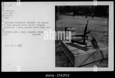 Una collezione di armi catturate durante la guerra del Vietnam, tra cui fucili d'assalto sovietici da 7,62 mm AK-47 e fucili d'assalto da 7,62 mm comunisti cinesi tipo 56. La foto è stata scattata nel 1967 dal Dipartimento della difesa Fotografia (corpo dei Marines) ed è registrata come A421658 127 GVB-68. Foto Stock