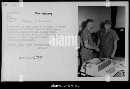 Tenente generale Lewis W. Walt, Assistente comando del corpo dei Marines, ricevendo una breve rassegna sulle apparecchiature di elaborazione dati del comando logistico della forza dal tenente colonnello James L. Richard, ufficiale responsabile del punto di controllo centrale in Vietnam. Questa immagine è stata scattata il 29 aprile 1968 dal fotografo W. A. Jackson (Defense Department Photo - Marine Corps). Foto Stock