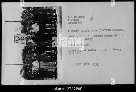 Il presidente Lyndon B. Johnson e il colonnello P.X. Kelley, insieme ad altri ufficiali e funzionari, partecipano a una riunione del i Corps Joint Coordinating Council nell'agosto 1966. La foto è stata scattata dal sergente Kinley del corpo dei Marines degli Stati Uniti, e i crediti di cortesia sono dati al tenente colonnello R.J. o'Leary, (RET'd). Questa immagine cattura un momento importante durante la guerra del Vietnam. Foto Stock