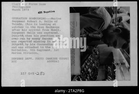 Il sergente marino Robert A. Helle, di ritorno da Hanoi dopo la cattura il 24 aprile 1968, visita la base Exchange presso Clark Air Force base, Filippine, nel marzo 1973 durante l'operazione Homecoming. Foto Stock