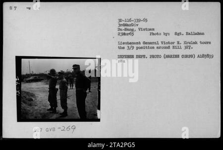 Il tenente generale Victor H. Krulak, accompagnato da ufficiali e funzionari tra cui Robert McNamara, Richard Nixon e Billy Graham, visita la posizione del 3/9 intorno all'H111 327 a Du Nang, Vistuan il 23 marzo 1965. Foto scattata dal sergente Ballahan del Dipartimento della difesa (US Marine Corps). Foto Stock