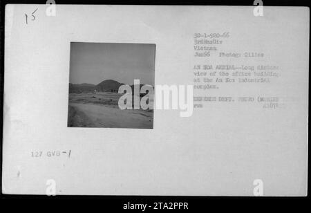 Vista aerea dell'edificio degli uffici del complesso industriale An Hoa durante la guerra del Vietnam. Questa foto è stata scattata nel giugno 1966 da Gilles, un fotografo della 3rd Marine Division. Fa parte della collezione ufficiale del Dipartimento della difesa. Foto Stock