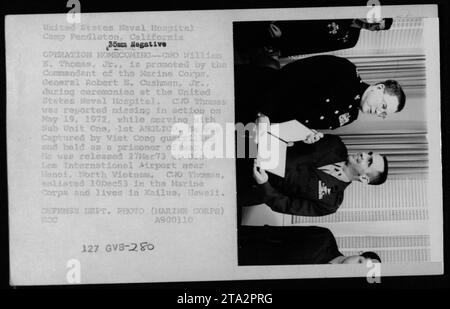 Nel marzo 1973, il CWO William E. Thomas Jr., precedentemente scomparso in azione nel maggio 1972 e tenuto prigioniero di guerra dai guerriglieri Viet Cong, è promosso dal generale Robert E. Cushman Jr. Presso l'ospedale Navale degli Stati Uniti, Camp Pendleton, California, dopo il suo rilascio ad Hanoi, Vietnam del Nord. Foto Stock