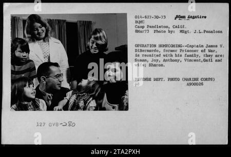 Il capitano James V. DiBernardo, ex prigioniero di guerra, si riunisce con la moglie Sharon e i figli Susan, Joy, Anthony, Vincent e Gail a Camp Pendleton, California, durante l'operazione Homecoming l'8 marzo 1973. La fotografia è stata scattata dalla MSgt. J.L. Penalosa. Foto Stock