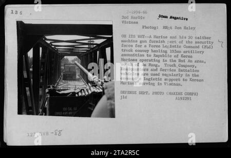 "Marine che fornisce sicurezza per un convoglio di camion che consegna munizioni di artiglieria ai Marine coreani in Vietnam. Il Marine è armato con una mitragliatrice calibro 50. Fotografia scattata nel 1968 da MSgt Don Haley." Foto Stock