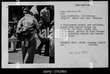 I rifugiati vietnamiti arrivano a Camp Pendleton, California, per essere processati dopo essere stati trasportati dalla base aerea del corpo dei Marines, El Toro. La foto ha catturato una madre e dei bambini vietnamiti, che erano tra i molti rifugiati in cerca di rifugio negli Stati Uniti durante la guerra del Vietnam. Foto scattata il 29 aprile 1975 dal cpl. Tobiasz, un fotografo del Dipartimento della difesa." Foto Stock