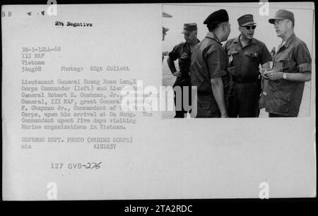 Il tenente generale Hoang Xuan Lam e il tenente generale Robert E. Cushman Jr., salutano il generale Leonard F. Chapman Jr., comandante del corpo dei Marines, al suo arrivo a da Nang durante la guerra del Vietnam. Il generale Chapman trascorse cinque giorni visitando le organizzazioni marittime in Vietnam. Fonte didascalia: Foto del Dipartimento della difesa (corpo dei Marines) datata 5 agosto 1968. Foto Stock