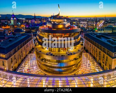 Vedute aeree notturne dal drone del nuovo W Hotel, un hotel Marriott Bonvoy, presso il quartiere St James di Edimburgo, Scozia, Regno Unito Foto Stock